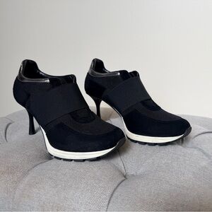 SNEEX! Icon in black. Like new. Comes with box and dust bags.